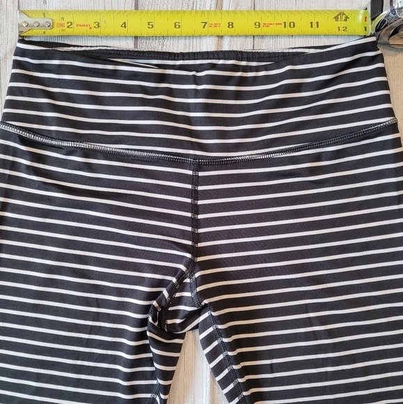 Scorpio Sol Black White Striped Capri Legging Yoga Gym Size Small - Picture 3 of 5